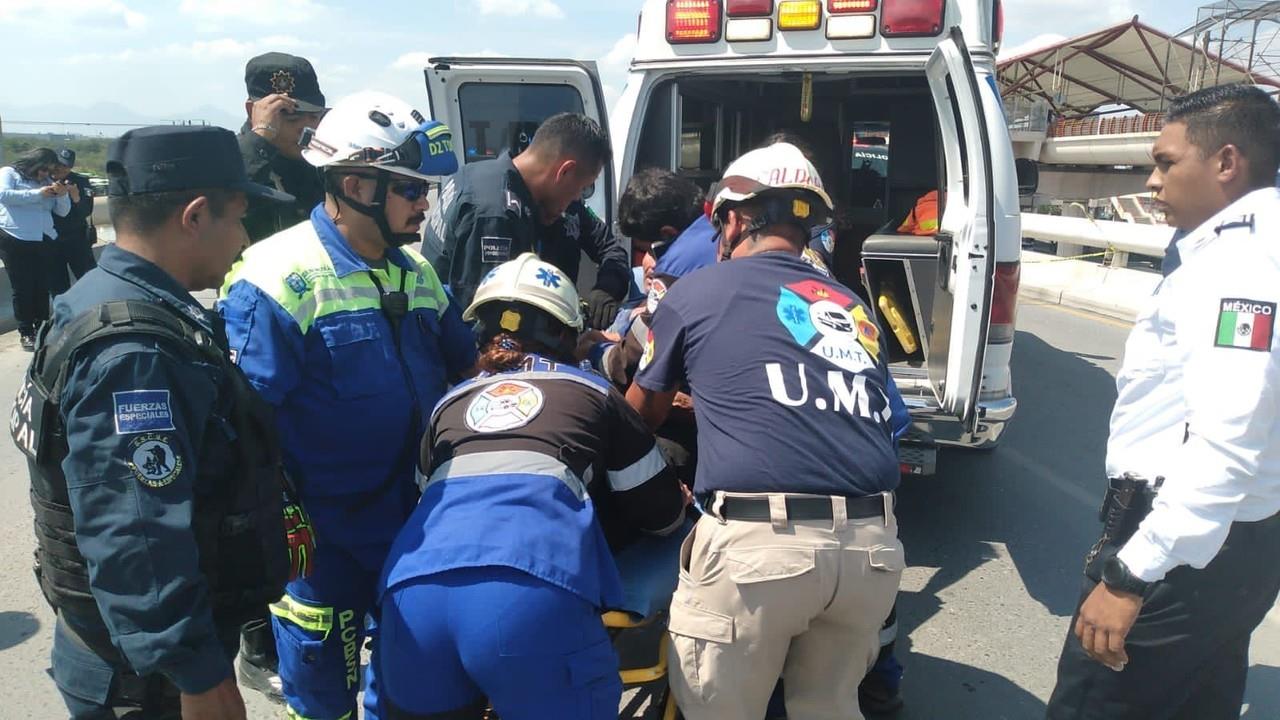 Paramédicos de las ambulancias UMT dialogan con hombre que intentaba lanzarse de un puente. Foto. Raymundo Elizalde