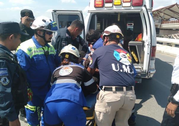 Hombre a punto de saltar de puente es salvado por paramédicos