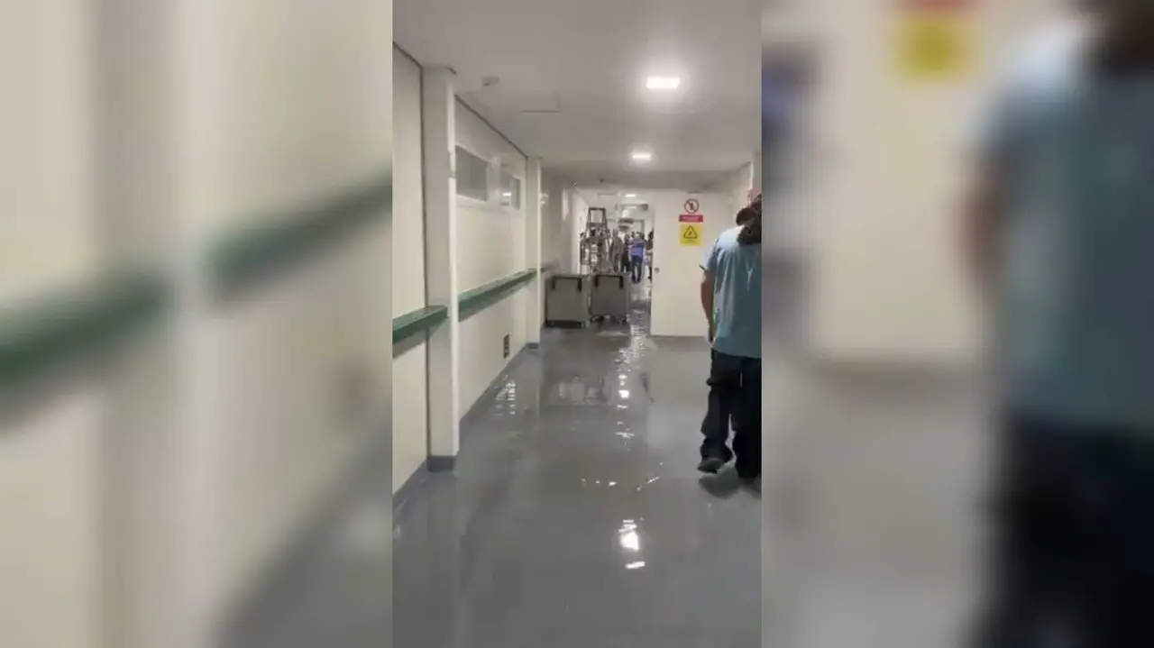 El Hospital General de Zona No. 35 del IMSS se inundó debido a la fuerte lluvia en Cuautlancingo, Puebla. El IMSS rechazó el hecho y dijo que se trató de labores de mantenimiento. Foto: Captura de pantalla