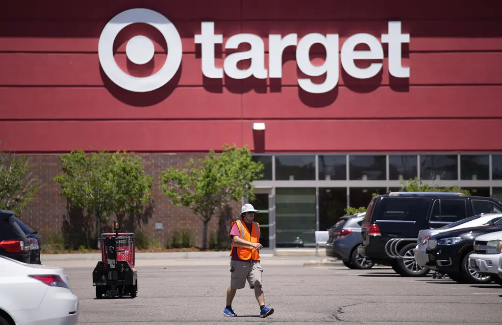 Target está retirando ciertos artículos de sus estanterías y realizando otros cambios en su mercadería LGBTQ antes del mes del Orgullo, debido a las reacciones intensas de algunos clientes, que incluyen enfrentamientos violentos con sus trabajadores. (AP F