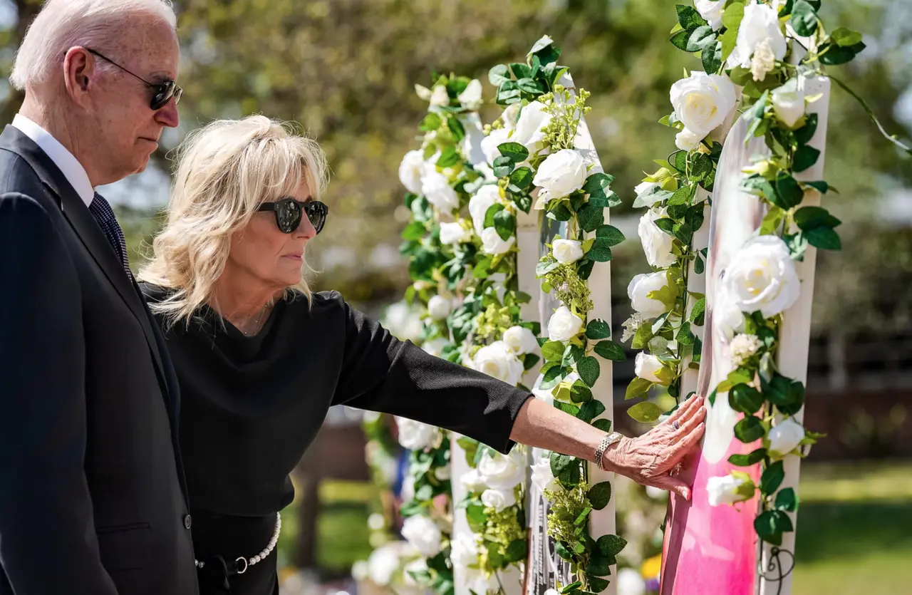 El presidente Joe Biden y su esposa Jill, recordaron a las víctimas de la masacre registrada en la escuela primaria Robb en Uvalde, Texas. Foto: Twitter/ @POTUS