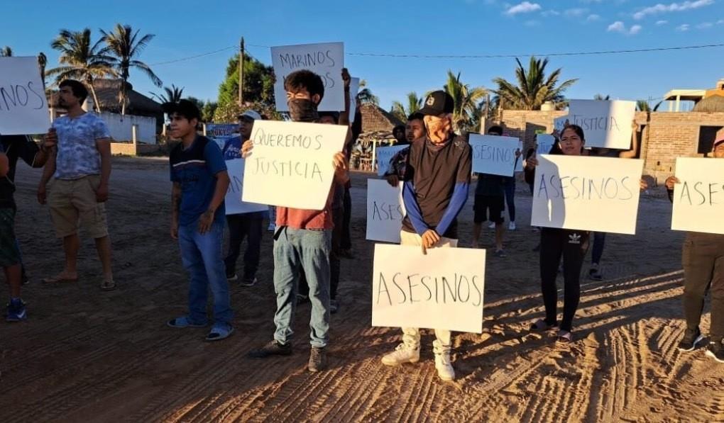 Una parte de los miembros de ambas familias y amigos, se colocaron, también, fuera del Palacio Municipal, en demanda que el alcalde, Martín Ahumada Quintero intervenga en este hecho. Foto: Twitter @arehc