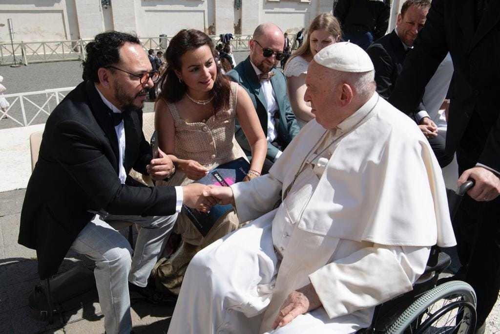 Los realizadores visitaron al Papa Francisco en el Vaticano. Foto: Cortesía Vatican Media