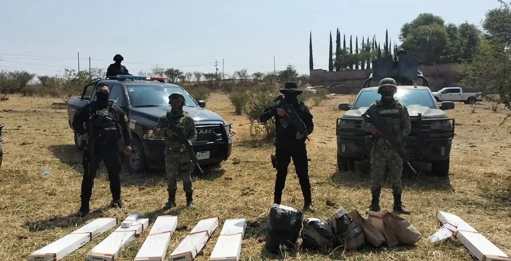 Las autoridades hallaron bolsas negras que contenían 24 mil 294 dosis de cristal, cinco armas largas y una corta, un lanza granadas, cuatro granadas, 655 cartuchos de diferentes calibres, y 32 cargadores. Foto: Twitter @informatepa