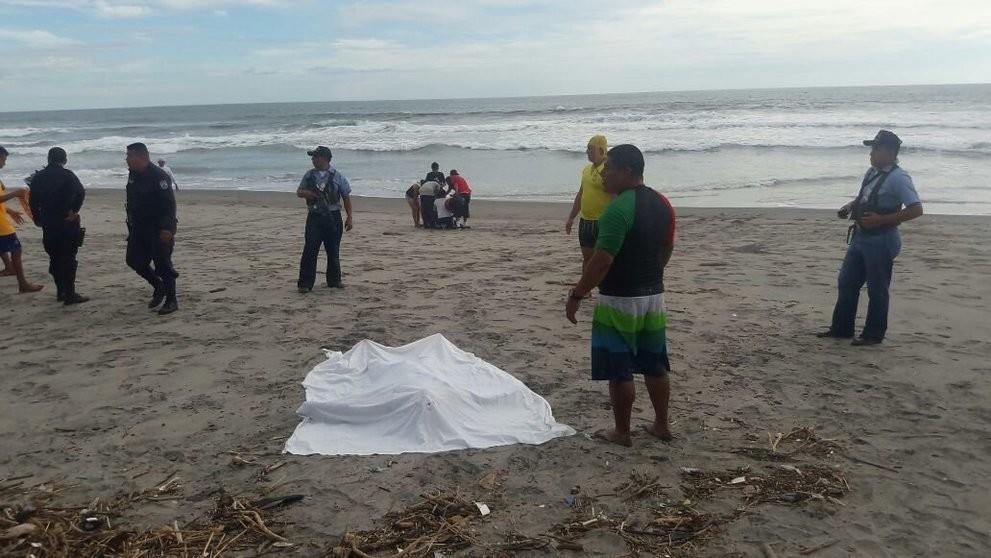 El cuerpo fue recuperado por salvavidas de la zona, en jurisdicción de Santa María Colotepec. Foto: Twitter @Laredcincoradio