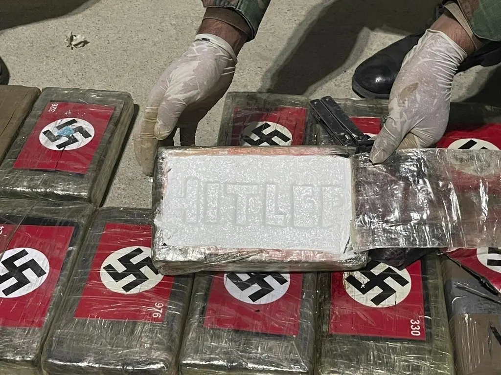 Incautan paquetes de droga con simbología nazi