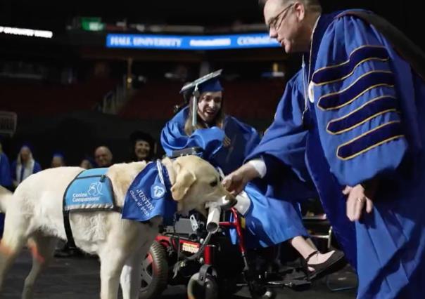 ¡Ah perro con titulo y todo! Recibe perrito titulo universitario con su dueña