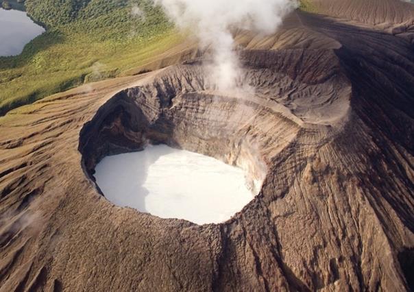 Volcán Rincón de la Vieja en Costa Rica entra en erupción