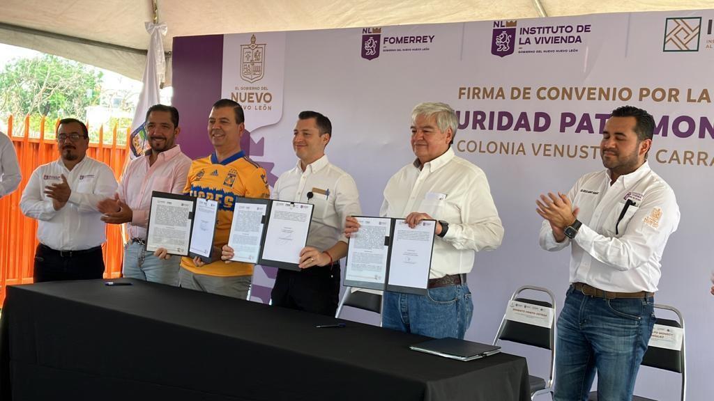 Las autoridades del Instituto de la Vivienda, el Instituto para Devolver al Pueblo lo Robado (INDEP), y de Monterrey, firmaron el “Convenio por la Seguridad Patrimonial de la Colonia Venustiano Carranza”. Foto: Armando Galicia