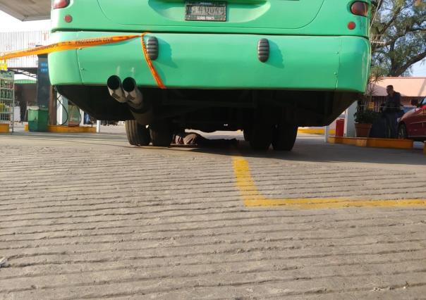 Muere mujer arrollada por camión de transporte al interior de una gasolinera