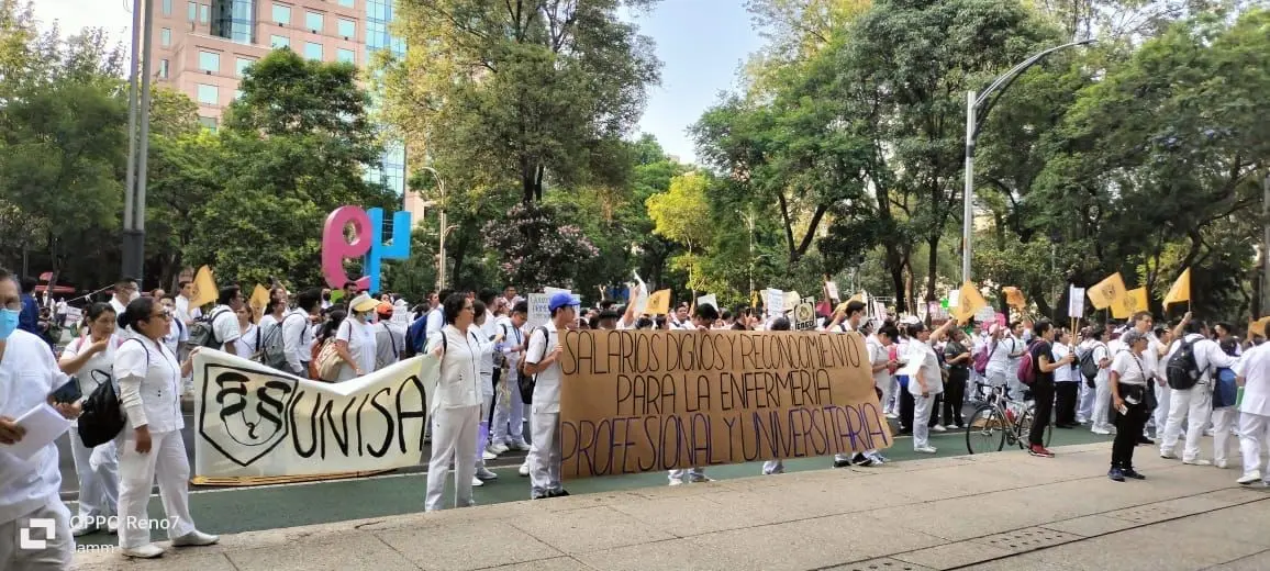 Marchan trabajadores de la salud para exigir mejores condiciones laborales