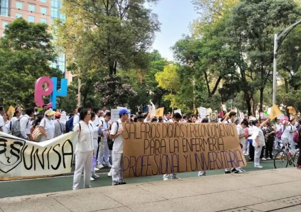 Marchan trabajadores de la salud para exigir mejores condiciones laborales