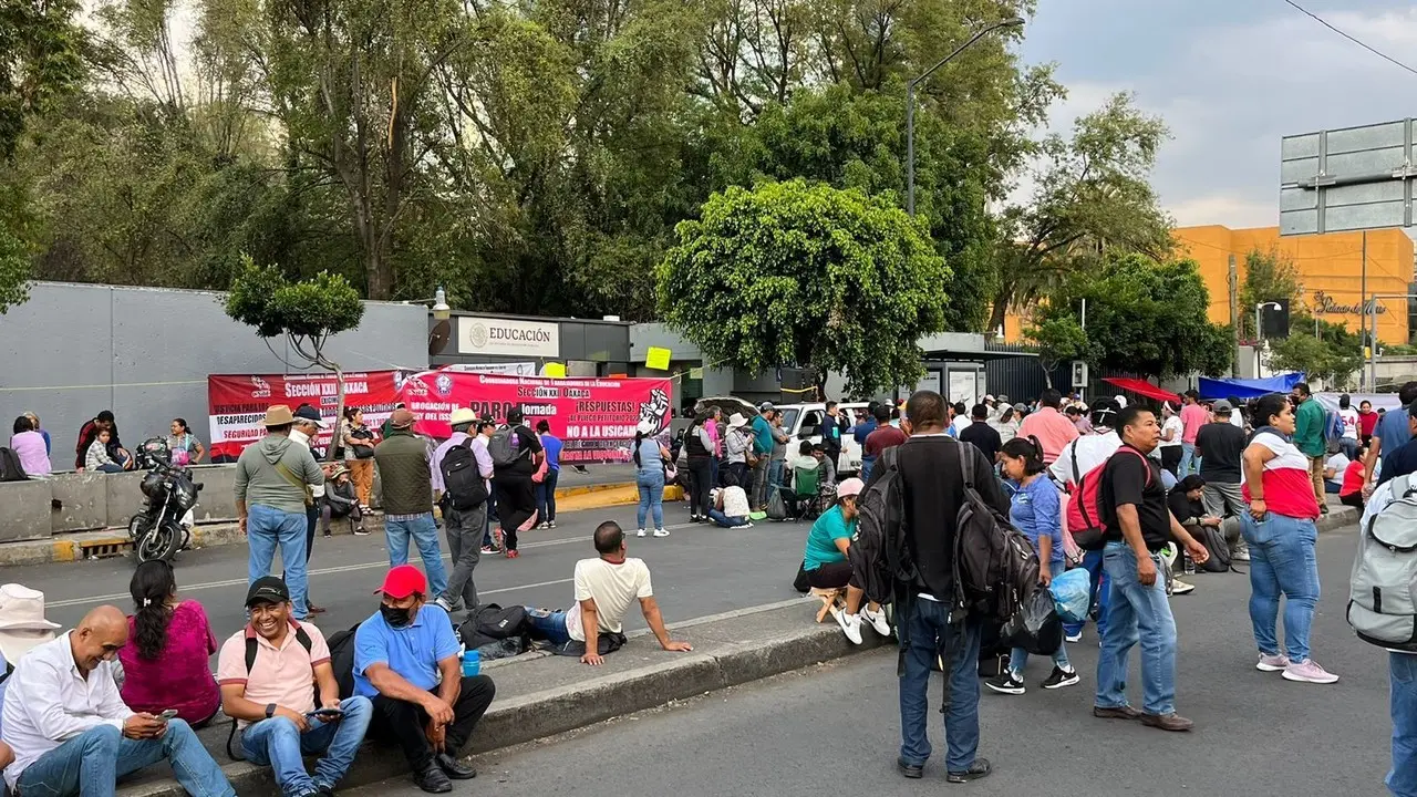 Docentes de Oaxaca mantienen bloqueo en oficinas de la SEP en CDMX. Foto: Ramón Ramírez