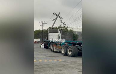 Derriba tráiler poste en avenida Barragán