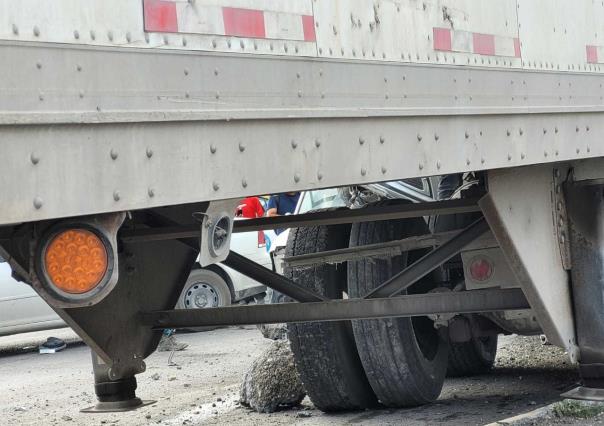 Choque entre tráiler y cinco vehículos deja dos muertos en Apodaca