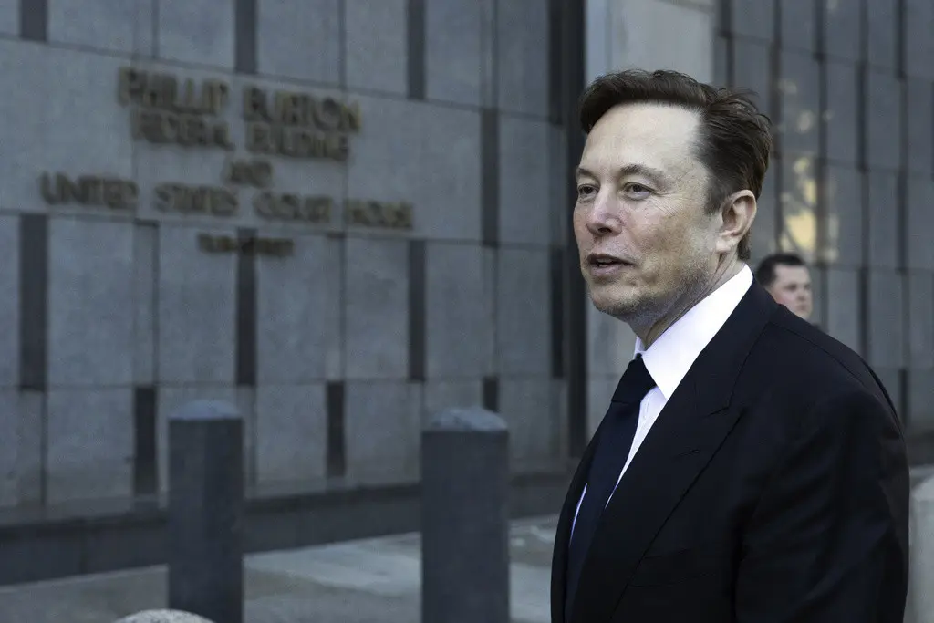 Elon Musk sale del edificio federal Phillip Burton en San Francisco, el martes 24 de enero de 2023. (AP Foto/ Benjamin Fanjoy, Archivo)