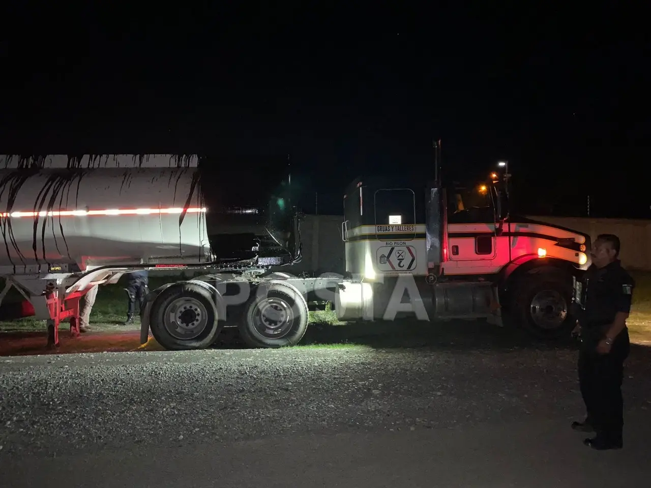 Encuentran tráiler con combustible robado en Montemorelos