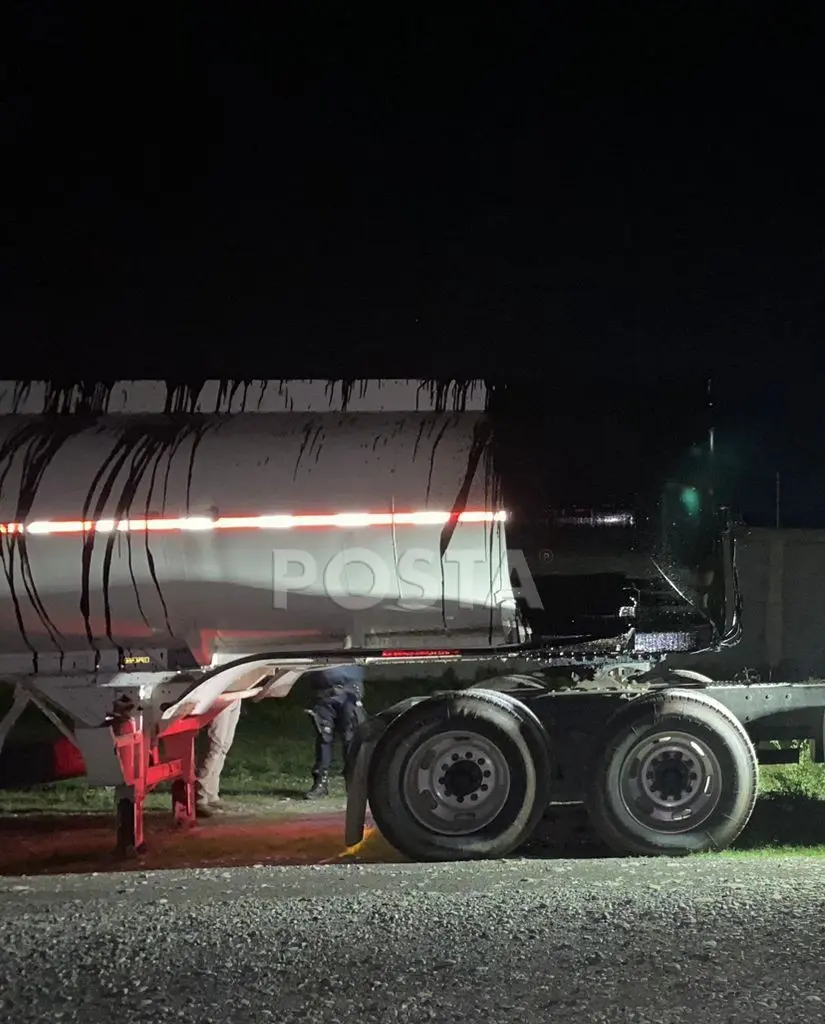 Encuentran tráiler con combustible robado en Montemorelos