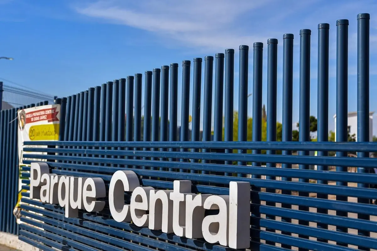Ponen Benito a nueva jirafa del Parque Central de Ciudad Juárez, Chihuahua