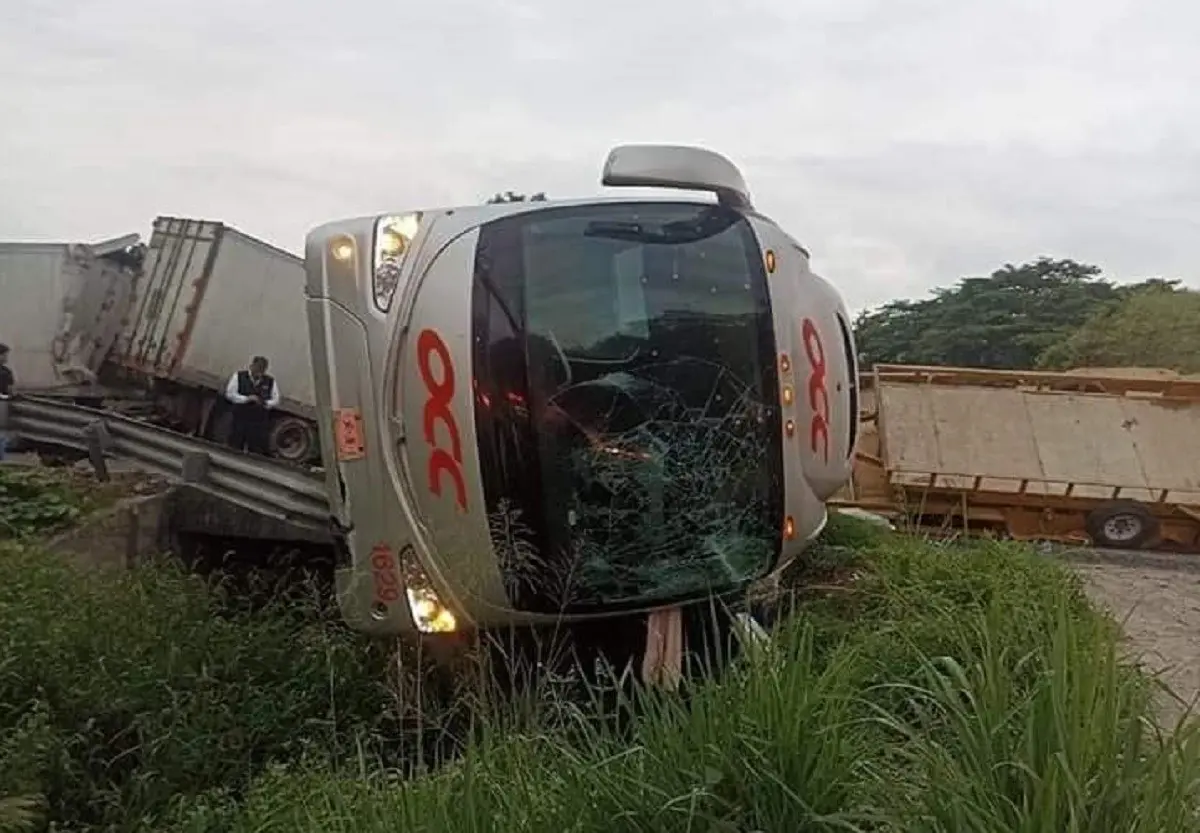 El autobús de la línea OCC quedó volcado a un costado de la carretera La Tinaja-Cosoleacaque en el estado de Veracruz. Foto: Facebook Panorama Sin Reservas 620 AM