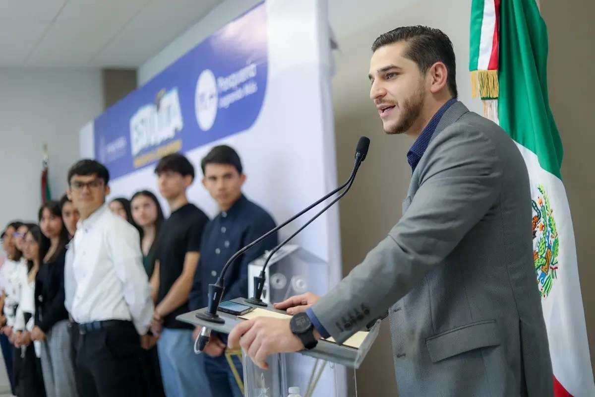 ¡Gobierno de Pesquería motiva a los jóvenes! Entregan 5 becas al extranjero