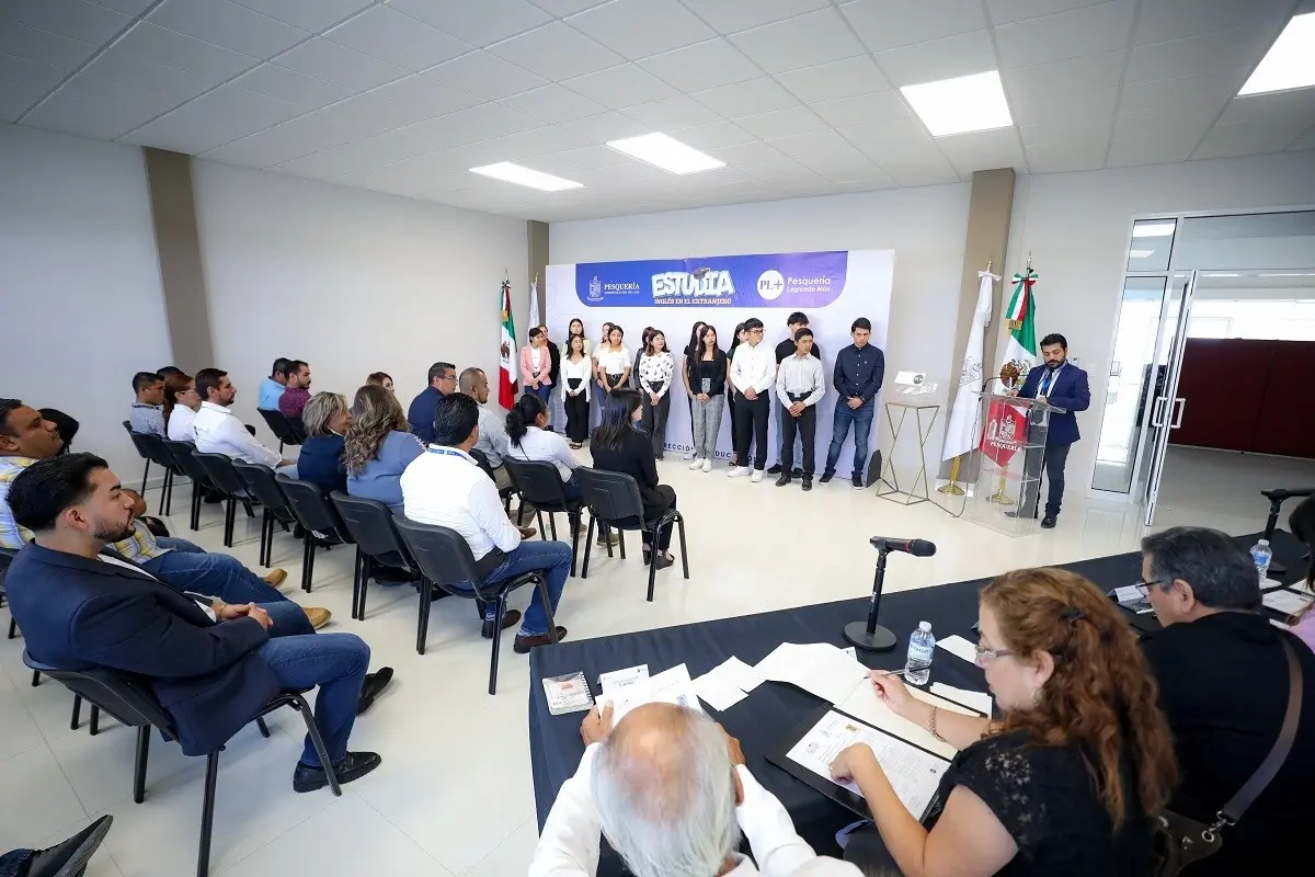 ¡Gobierno de Pesquería motiva a los jóvenes! Entregan 5 becas al extranjero