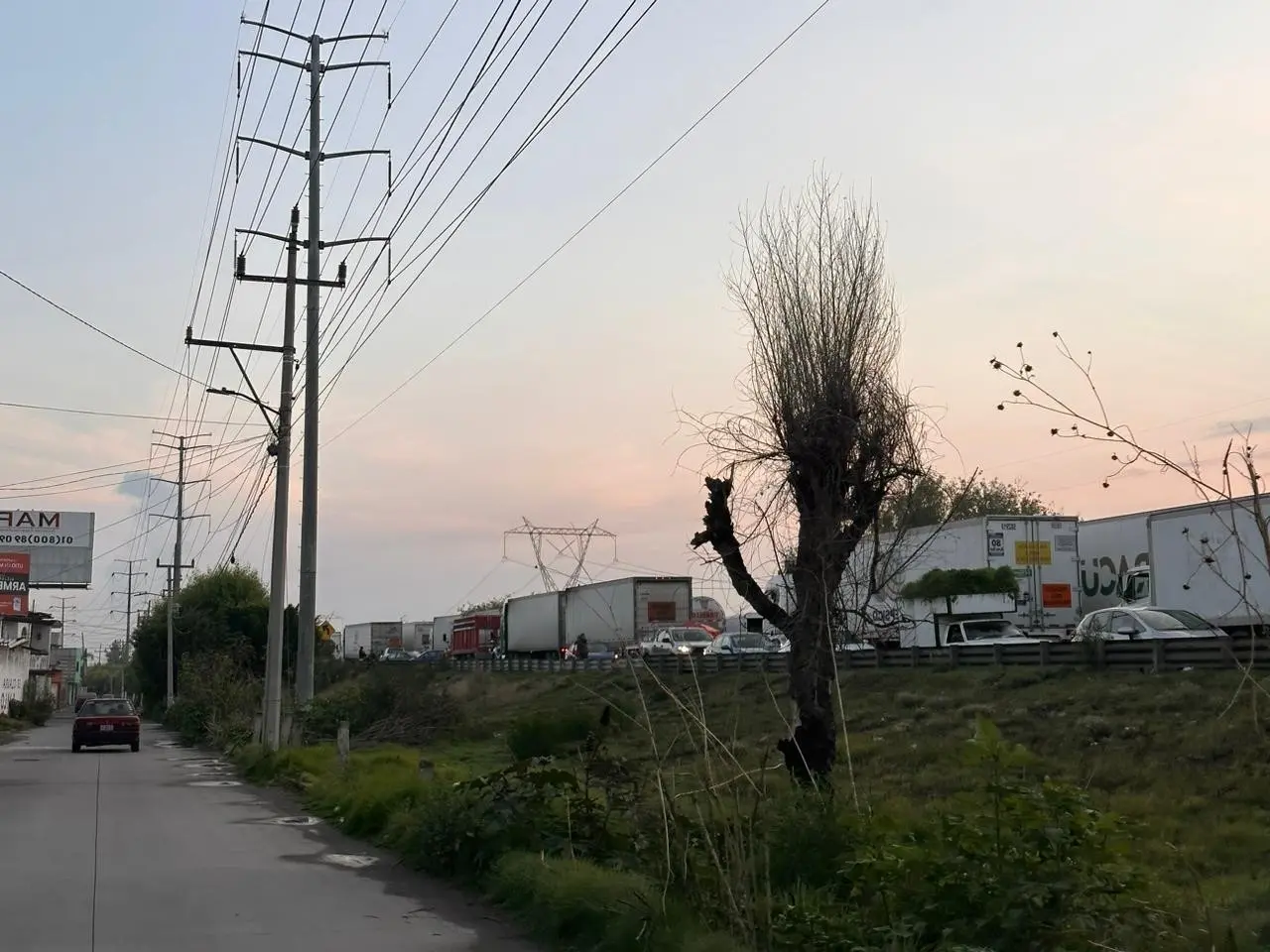 Aunque la autopista ya fue reabierta, la enorme carga vehicular sigue a vuelta de rueda, se quejan los automovilistas en la zona. Foto: Twitter @cfrossini