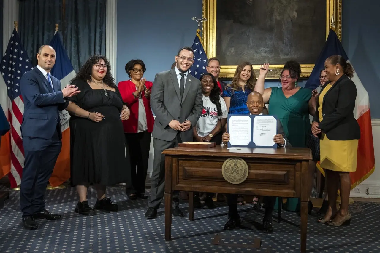 El alcalde de Nueva York, Eric Adams firmó la ley, promovida por el concejal de origen dominicano Shawn Abreu. Foto: Twitter/ @NYCMayor