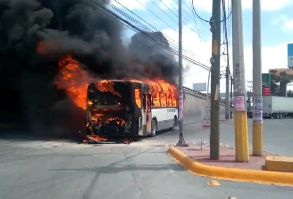 La unidad de la ruta 105 se incendió en la lateral de la carretera a Miguel Alemán, a la altura de la avenida Ignacio Sepúlveda, al norte, en Apodaca. Foto: Raymundo Elizalde