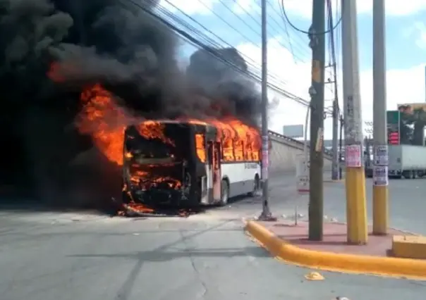 Arde camión de la ruta 105 en Apodaca