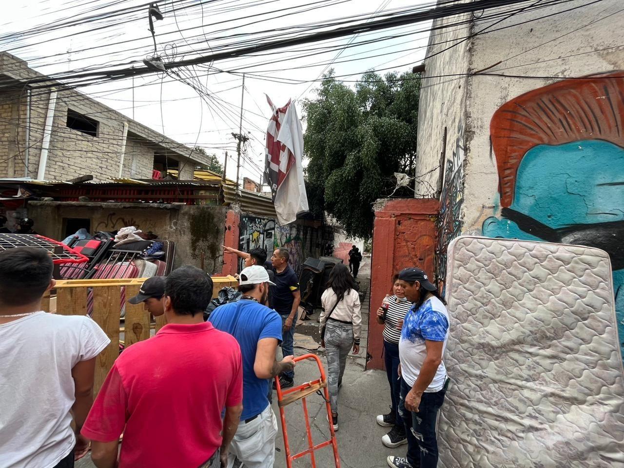 Desalojo de predio en Iztapalapa: habitantes toman vialidades. Foto: Ramón Ramírez