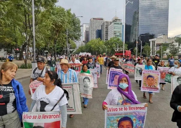 Marcha por Ayotzinapa: padres y amigos exigen justicia