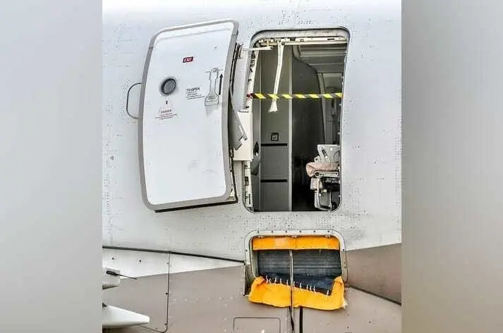 El avión estaba a unos 200 metros sobre el suelo, en eso un pasajero que estaba sentado cerca de la salida de emergencia y abrió la puerta manualmente tocando la palanca. Foto: RT.