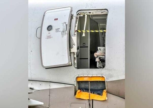 VIDEO: Abre pasajero puerta de emergencia de un avión en pleno vuelo