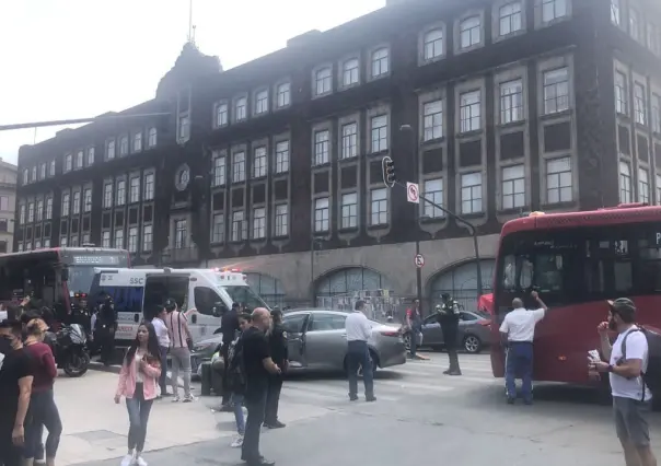 Choque de Metrobús deja a tres personas heridas en la avenida Balderas