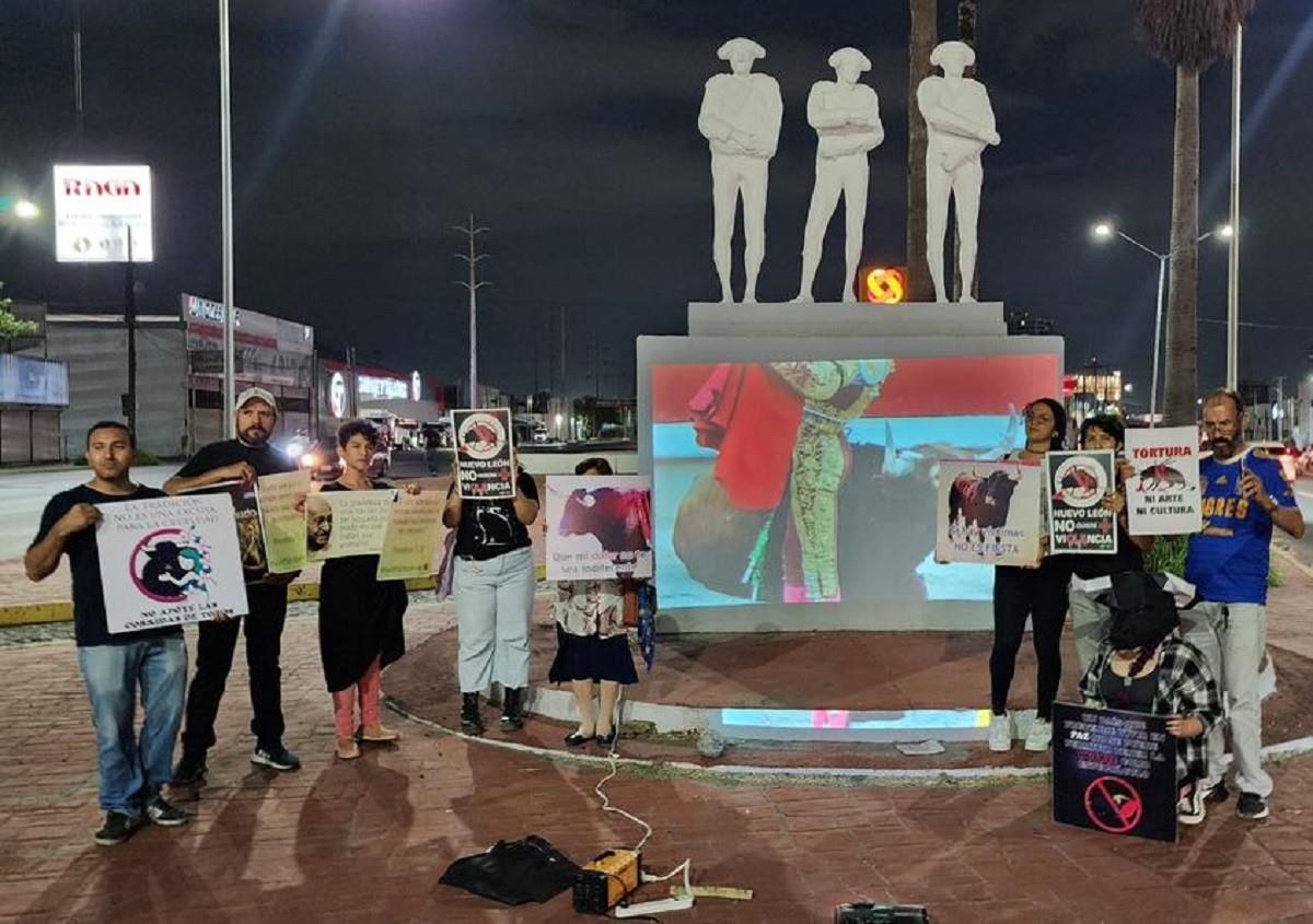 El colectivo Monterrey Animal Save realizó una protesta contra las corridas de toros frente a la Plaza Monumental Monterrey. Foto: Karla Omosigho