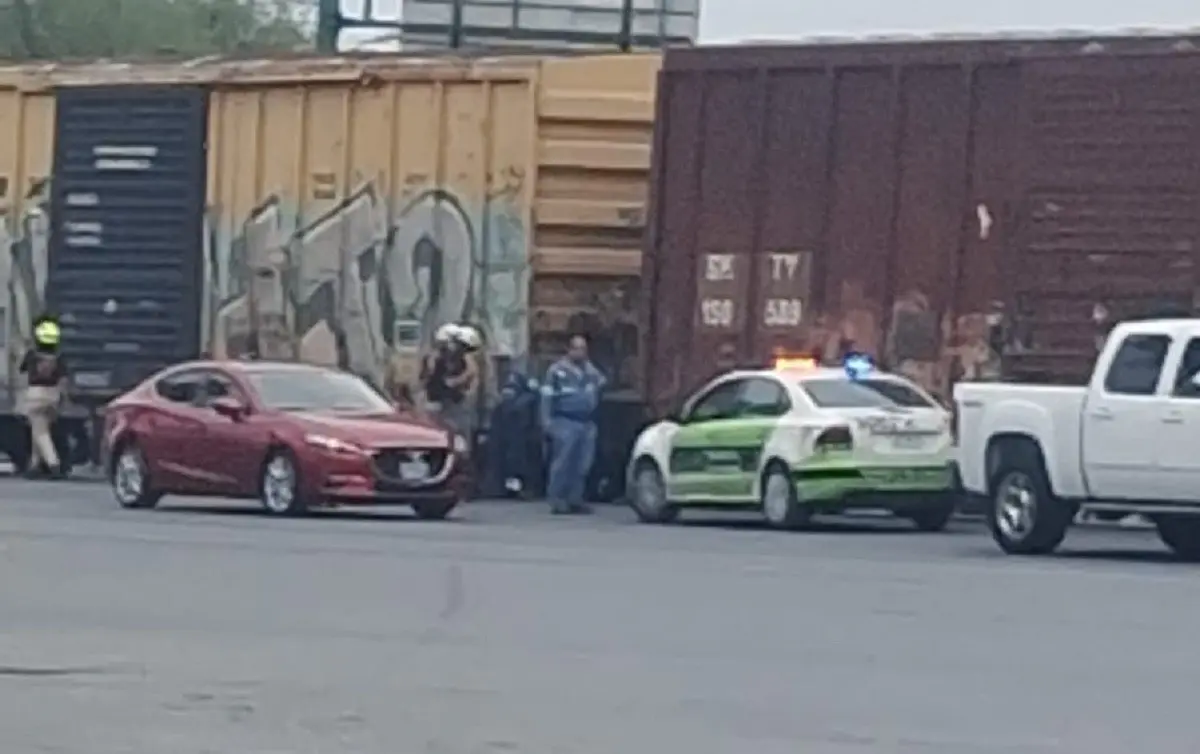 Elementos de la Secretaría de Vialidad y Tránsito y Protección Civil abanderan el sitio donde se desprendieron 2 vagones del tren en Guadalupe. Foto: Raymundo Elizalde