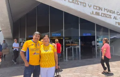Piden aficionados de Chivas y Tigres milagro por campeonato en la Basílica