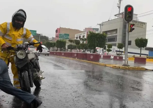 Motociclista sobrevive a accidente que lo dejó debajo de autobús en CDMX