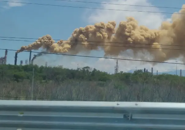 Reportan desfogue en refinería de Cadereyta; sin riesgo de incendio