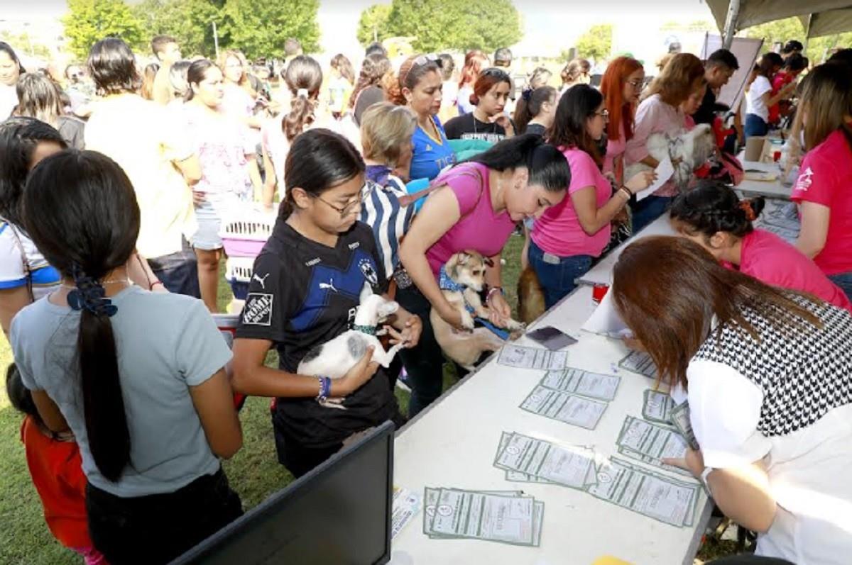 Fomenta Escobedo cuidado de mascotas con actas de nacimiento
