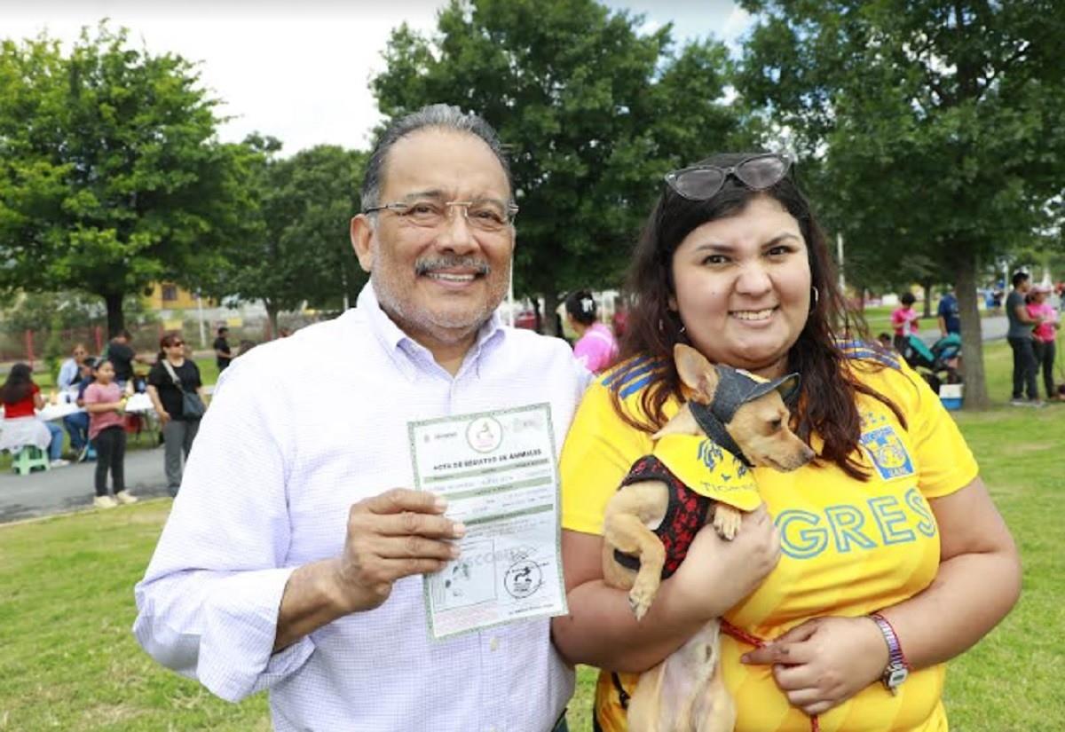 Fomenta Escobedo cuidado de mascotas con actas de nacimiento