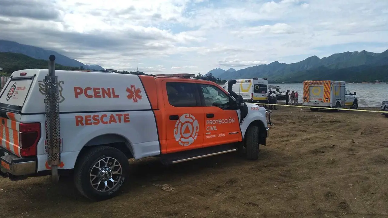 Rescatistas buscan a una persona que desapareció tras la volcadura de una lancha en la presa de La Boca en el municipio de Santiago, Nuevo León. Foto: Raymundo Elizalde