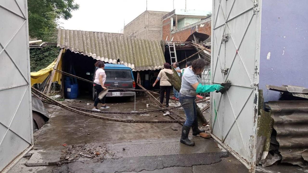 La techumbre de una vivienda cayó, tras la granizada que azotó a Ecatepec. Los vecinos ayudaron a retirar los escombros. Foto: Cortesía