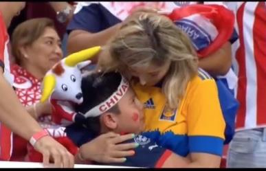 ¡Todo en la cancha! Madre fan de Tigres consuela a hijo tras derrota de Chivas