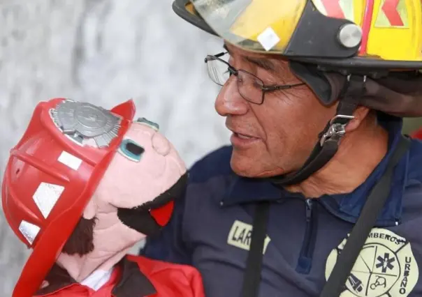 ‘Vulcanito’ la marioneta Bombero que capacita a niños y niñas