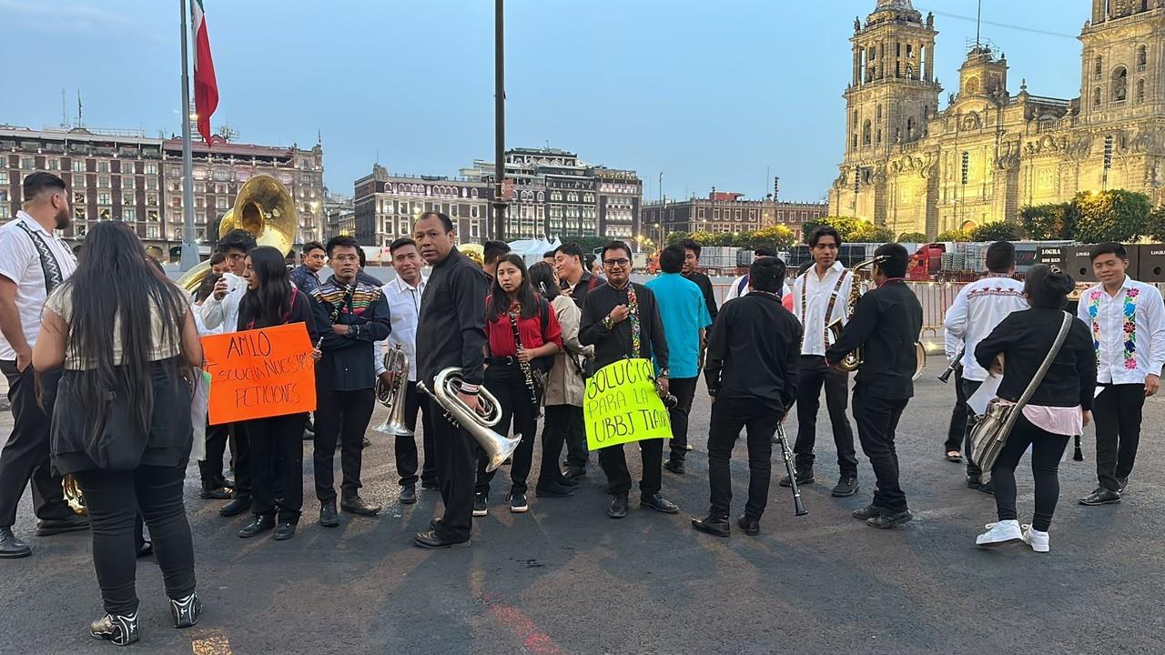 Estudiantes de música de Oaxaca protestan en el Zócalo capitalino. Foto: Ramón Ramírez