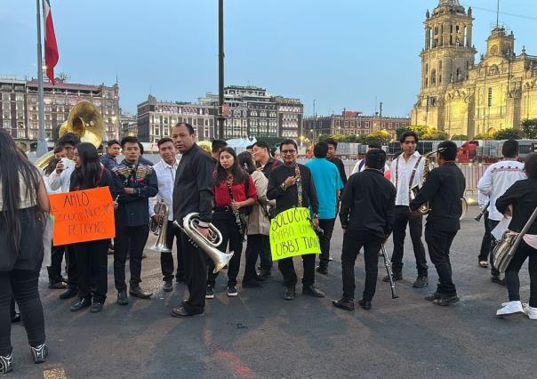 Estudiantes de música de Oaxaca protestan en el Zócalo capitalino