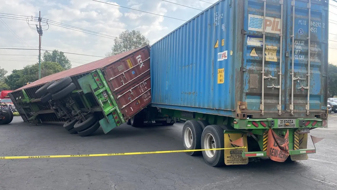 Accidente en Azcapotzalco: caja de tráiler vuelca por exceso de velocidad