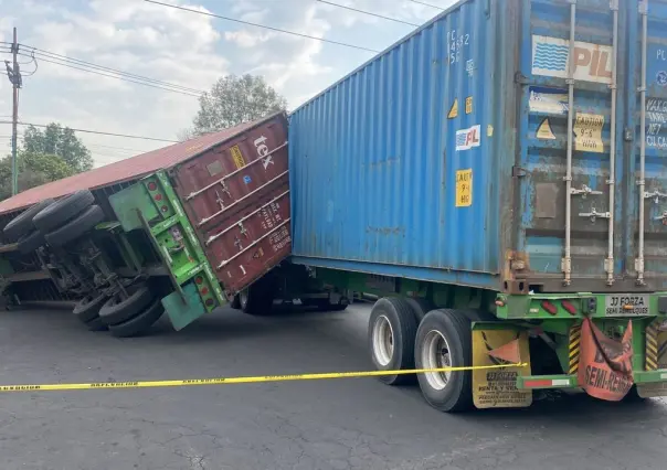 Accidente en Azcapotzalco: caja de tráiler vuelca por exceso de velocidad